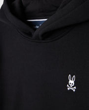 The KIDS LEVY FLEECE HOODIE - B0H859D200 by Psycho Bunny is crafted from 100% cotton and offers a regular fit. It boasts a black design accented by a small white logo on the chest, featuring a rabbit's head with crossed bones beneath it.