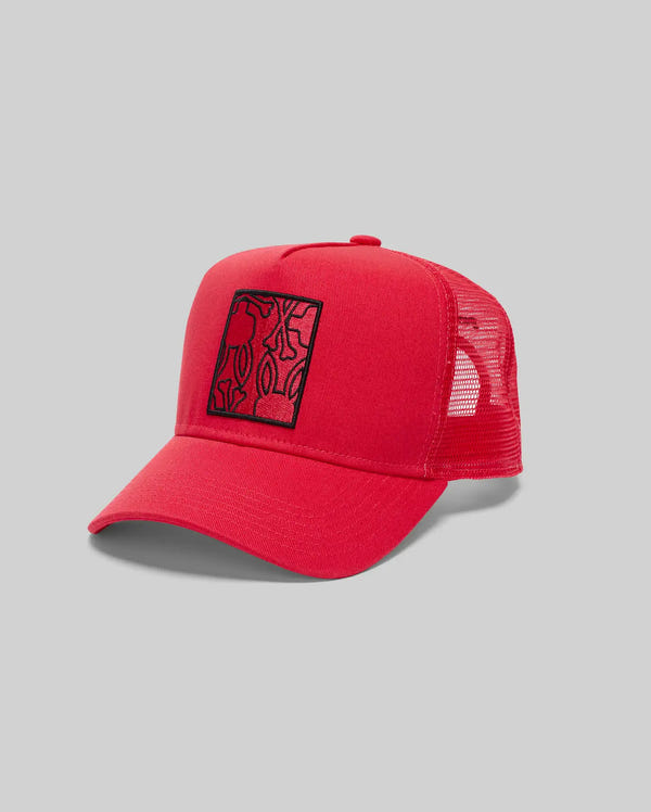 The KIDS GLENN TRUCKER CAP - KO1500012 by Psycho Bunny features a red mesh design, curved brim, and a black abstract bunny in a square on the front panel with snapback fastening, shown on a light gray background.